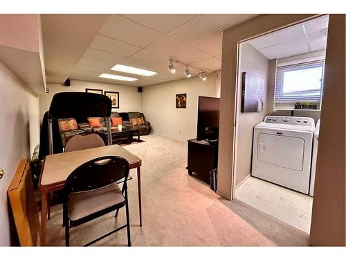 818 7 Avenue Ne, Three Hills, AB - Indoor Photo Showing Laundry Room