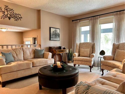 818 7 Avenue Ne, Three Hills, AB - Indoor Photo Showing Living Room