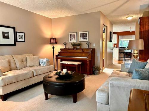 818 7 Avenue Ne, Three Hills, AB - Indoor Photo Showing Living Room