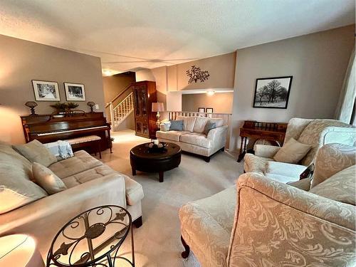 818 7 Avenue Ne, Three Hills, AB - Indoor Photo Showing Living Room