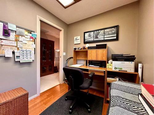 818 7 Avenue Ne, Three Hills, AB - Indoor Photo Showing Office