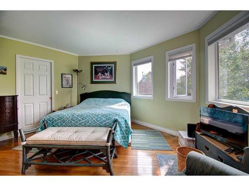 2009 21 Avenue Sw, Calgary, AB - Indoor Photo Showing Bedroom