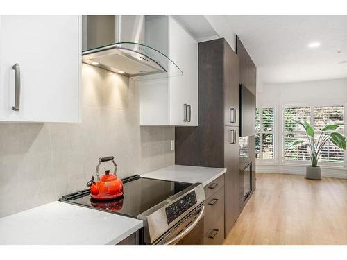 1904 12 Street Sw, Calgary, AB - Indoor Photo Showing Kitchen