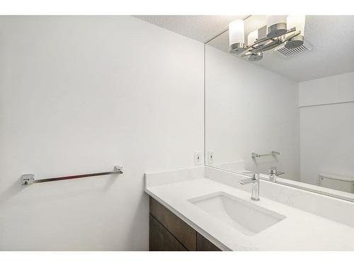 1904 12 Street Sw, Calgary, AB - Indoor Photo Showing Bathroom