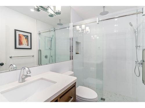 1904 12 Street Sw, Calgary, AB - Indoor Photo Showing Bathroom