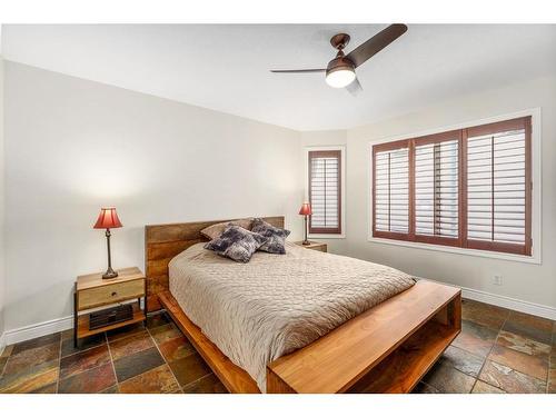 1904 12 Street Sw, Calgary, AB - Indoor Photo Showing Bedroom