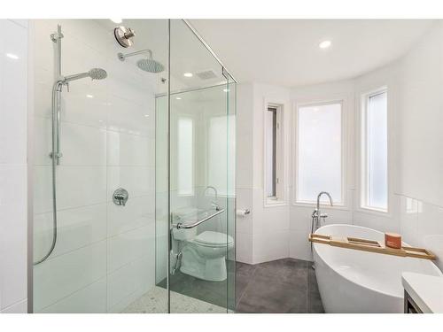 1904 12 Street Sw, Calgary, AB - Indoor Photo Showing Bathroom