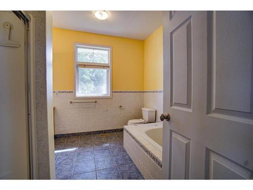 224 52 Avenue West, Claresholm, AB - Indoor Photo Showing Bathroom