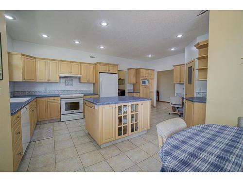 224 52 Avenue West, Claresholm, AB - Indoor Photo Showing Kitchen