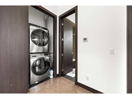 110 18 Street Nw, Calgary, AB - Indoor Photo Showing Laundry Room