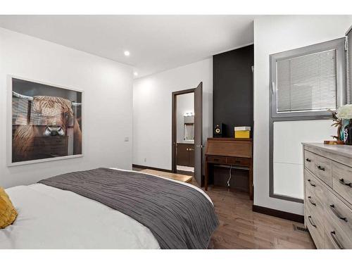 110 18 Street Nw, Calgary, AB - Indoor Photo Showing Bedroom