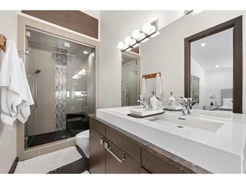 110 18 Street Nw, Calgary, AB - Indoor Photo Showing Bathroom
