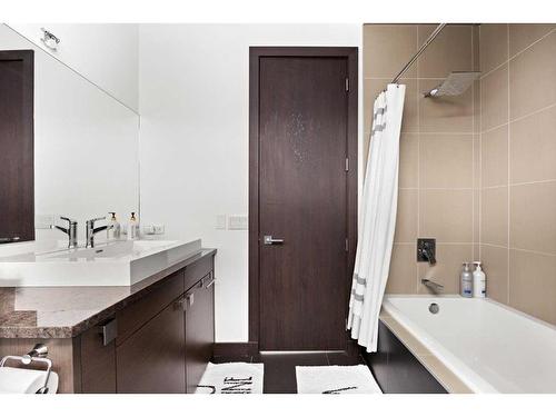 110 18 Street Nw, Calgary, AB - Indoor Photo Showing Bathroom