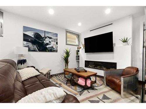 110 18 Street Nw, Calgary, AB - Indoor Photo Showing Living Room With Fireplace