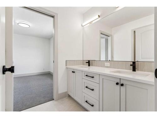 333 Bessborough Drive Sw, Calgary, AB - Indoor Photo Showing Bathroom