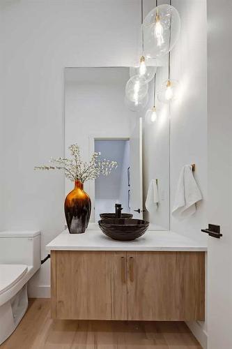 2009 23 Avenue Nw, Calgary, AB - Indoor Photo Showing Bathroom