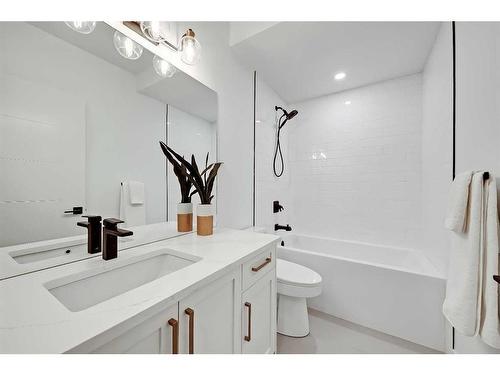 2009 23 Avenue Nw, Calgary, AB - Indoor Photo Showing Bathroom