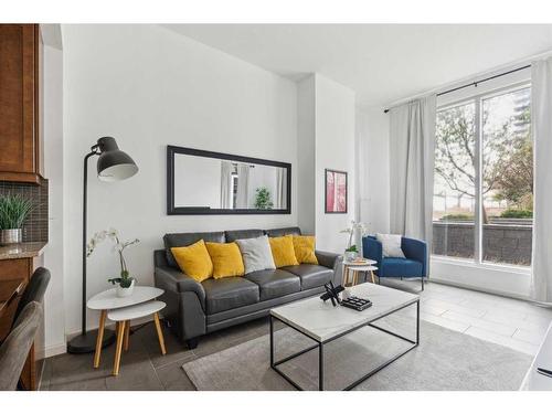 201-211 13 Avenue Se, Calgary, AB - Indoor Photo Showing Living Room