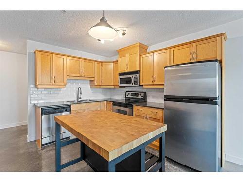 364-2233 34 Avenue Sw, Calgary, AB - Indoor Photo Showing Kitchen With Double Sink