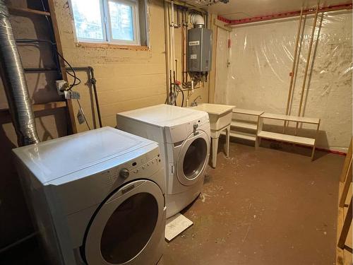 1710 Westmount Road Nw, Calgary, AB - Indoor Photo Showing Laundry Room