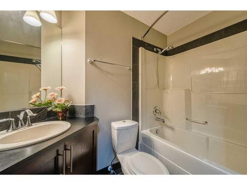 124-2727 28 Avenue Se, Calgary, AB - Indoor Photo Showing Bathroom