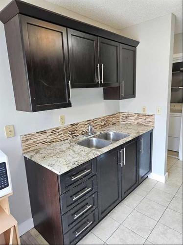 202-219 Huntington Park Bay Nw, Calgary, AB - Indoor Photo Showing Kitchen With Double Sink