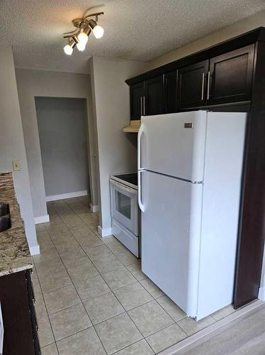 202-219 Huntington Park Bay Nw, Calgary, AB - Indoor Photo Showing Kitchen