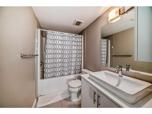 1406-302 Skyview Ranch Drive Ne, Calgary, AB - Indoor Photo Showing Bathroom