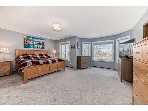 92 Douglas Woods Grove Se, Calgary, AB - Indoor Photo Showing Bedroom