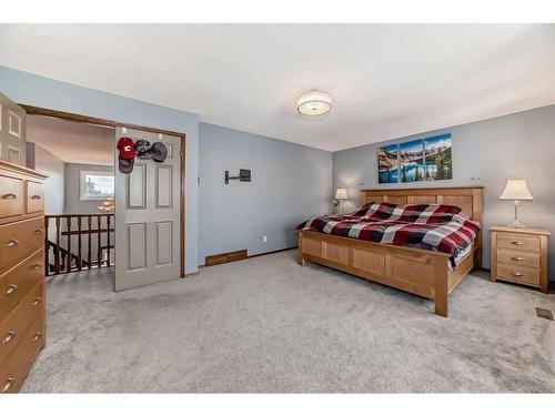 92 Douglas Woods Grove Se, Calgary, AB - Indoor Photo Showing Bedroom