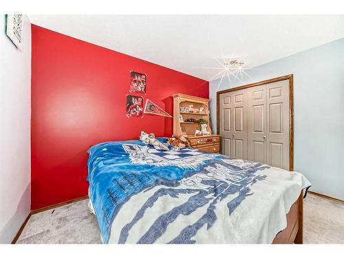 92 Douglas Woods Grove Se, Calgary, AB - Indoor Photo Showing Bedroom