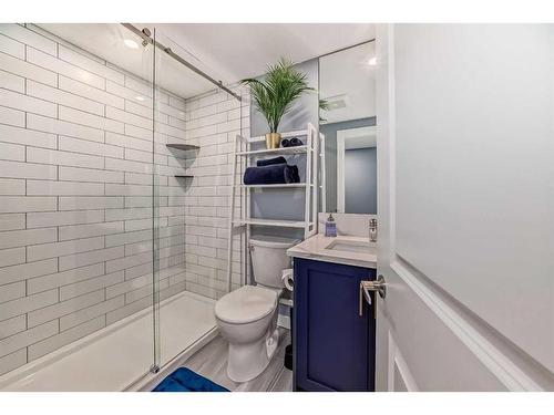 92 Douglas Woods Grove Se, Calgary, AB - Indoor Photo Showing Bathroom