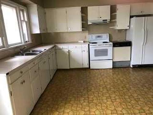 2034 52 Avenue Sw, Calgary, AB - Indoor Photo Showing Kitchen