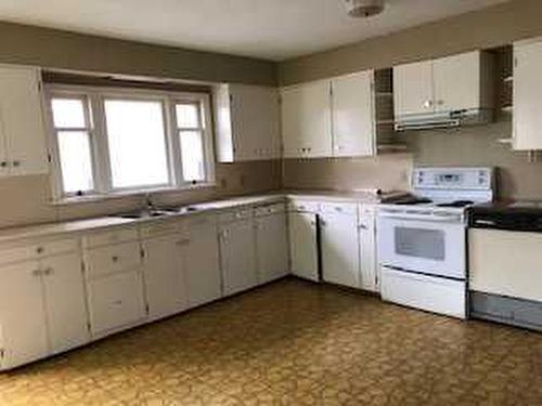 2034 52 Avenue Sw, Calgary, AB - Indoor Photo Showing Kitchen