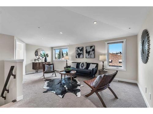 2416 1 Avenue Nw, Calgary, AB - Indoor Photo Showing Living Room