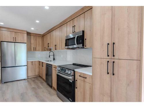 68 Hawkville Place Nw, Calgary, AB - Indoor Photo Showing Kitchen