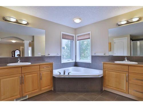 31 Sherwood Heath Nw, Calgary, AB - Indoor Photo Showing Bathroom