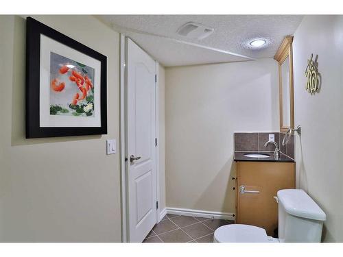 31 Sherwood Heath Nw, Calgary, AB - Indoor Photo Showing Bathroom