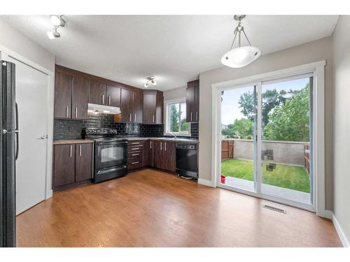 2306-2445 Kingsland Road, Airdrie, AB - Indoor Photo Showing Kitchen