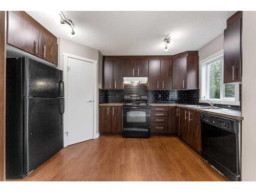 2306-2445 Kingsland Road, Airdrie, AB - Indoor Photo Showing Kitchen With Double Sink