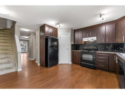 2306-2445 Kingsland Road, Airdrie, AB - Indoor Photo Showing Kitchen