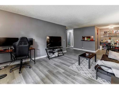 219-525 56 Avenue Sw, Calgary, AB - Indoor Photo Showing Living Room