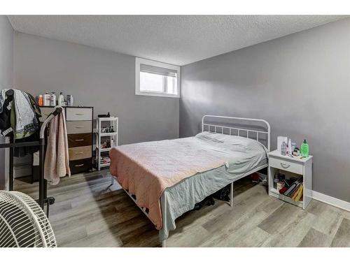 219-525 56 Avenue Sw, Calgary, AB - Indoor Photo Showing Bedroom