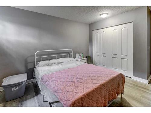 219-525 56 Avenue Sw, Calgary, AB - Indoor Photo Showing Bedroom