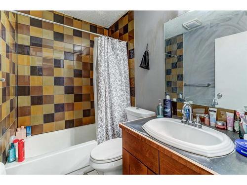 219-525 56 Avenue Sw, Calgary, AB - Indoor Photo Showing Bathroom