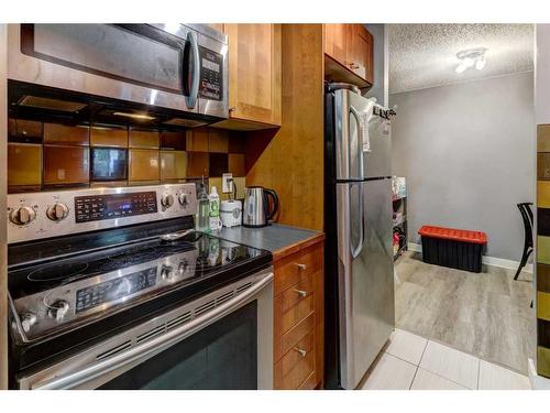 219-525 56 Avenue Sw, Calgary, AB - Indoor Photo Showing Kitchen