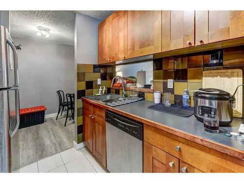 219-525 56 Avenue Sw, Calgary, AB - Indoor Photo Showing Kitchen