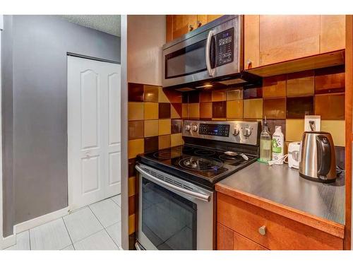 219-525 56 Avenue Sw, Calgary, AB - Indoor Photo Showing Kitchen