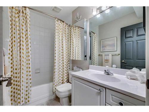 3406 Douglasdale Boulevard Se, Calgary, AB - Indoor Photo Showing Bathroom