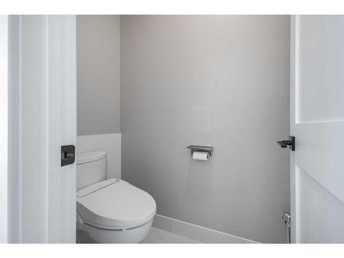 3 Glenview Crescent Sw, Calgary, AB - Indoor Photo Showing Bathroom